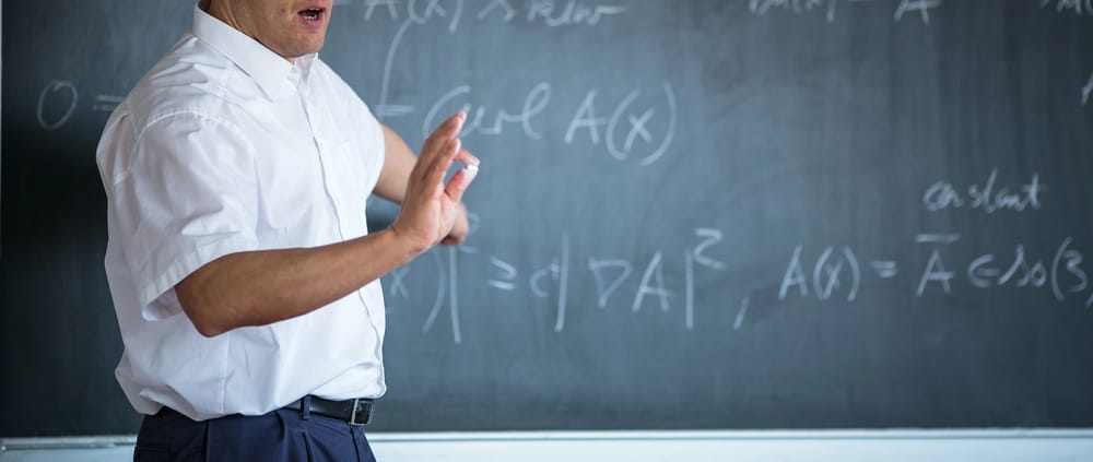 Financial Gurus vs. Economics Professors